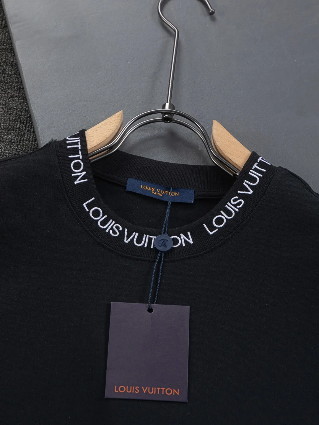 🅿️190 Louis Vuitton 1V LV micro-wide version S-XL LV 26ss new product counters are available at the same time. Multiple craftsmanship, simple letters embroidery on the collar + simple letter logo on the cuffs 🪡 embroidery, round neck short-sleeved T-shirt, same style for men and women! Consigned to one-to-one creation. Synchronized with the official website, pure cotton fabrics at the counter! It is close to the skin and comfortable, durable and easy to wear. It has a classic and simple logo design and meticulous original craftsmanship. Short-sleeves, a must-have item for men, do not appear to be the same for the general public, but must be unique and eye-catching. This LV short-sleeve is all about quality, comfort, the same shape and fashion as always, including fabrics and cutting techniques. All of them have been made with great effort! 320 grams of washed pure cotton fabric, pure cotton is breathable, very refreshing and comfortable for daily wear. The rib knitting on the neckline is smooth and tight, and the neckline will not be skewed if you toss it at will. The loose version, you will find that it looks really good on the upper body. The overall is minimalist and neat, super versatile for daily use! Pair it casually with a pair of pants for a youthful look. A T-shirt will make your outfit crazy. It is a fashionable item that can never go wrong! Color: Black White Size: S-XL Size chart: S: Shoulder width 50-Bust 56-Length 70 M: Shoulder width 52-Bust 57-Length 72 L: Shoulder width 54-Bust 59-Length 74 XL: Shoulder width 56-Bust 62-Length 76